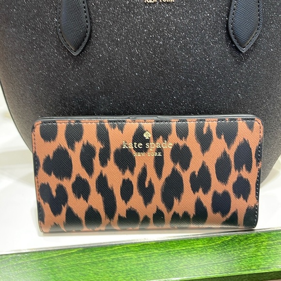 Kate Spade Schuyler Large Slim Bifold Wallet
COLOR:
Multi
NWT - Picture 12 of 16